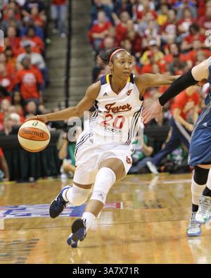 21. Oktober 2012 - Indianapolis, Indiana, USA - 21. Oktober 2012: Indiana Fever Guard Briann January (20) dribbelt den Ball im vierten Spiel des WNBA Finals zwischen den Minnesota Lynx und dem Indiana Fever im Bankers Life Fieldhouse in Indianapolis, Indiana. Indiana besiegte Minnesota 87-78 und gewann 2012 die WNBA-Meisterschaft. (Bild: © Pat Lovell/Cal Sport Media/ZUMAPRESS.com) Stockfoto