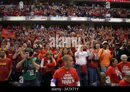 21. Oktober 2012 - Indianapolis, Indiana, USA - 21. Oktober 2012: Fans von Indiana Fever feiern den Sieg der WNBA-Meisterschaft im vierten Spiel der WNBA-Finals zwischen Minnesota Lynx und Indiana Fever im Bankers Life Fieldhouse in Indianapolis, Indiana. Indiana Beat Minnesota 87-78(Bild: © Pat Lovell/Cal Sport Media/ZUMAPRESS.com) Stockfoto