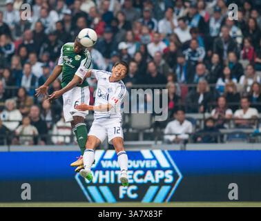 Oktober 2012 - Vancouver, BC, Kanada - Vancouver, British Columbia, Kanada: Portland Timbers DARLINGTON NAGBE (6) kämpft mit Vancouver Whitcaps LEE YOUNG-PYO (12) beim Sieg der Portland Timbers 1-0 über die Vancouver Whitecaps im BC Place Stadium. (Bild: © William Stewart/ZUMAPRESS.com) Stockfoto