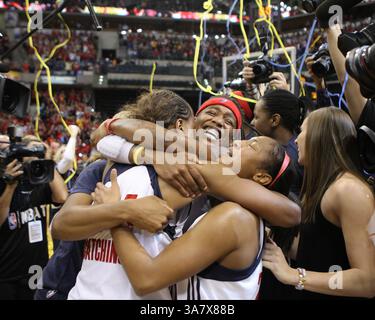 22. Oktober 2012 – Indianapolis, Indiana, USA – 21. Oktober 2012 – Indianapolis, Indiana, USA – 21. Oktober 2012: Indiana Fever feiert den Sieg der WNBA-Meisterschaft im vierten Spiel der WNBA-Finals zwischen den Minnesota Lynx und dem Indiana Fever im Bankers Life Fieldhouse in Indianapolis, Indiana. Indiana Beat Minnesota 87-78(Credit Image: © Pat Lovell/Cal Sport Media/ZUMAPRESS.com) Stockfoto