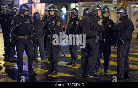Oktober 2012 - San Francisco, Kalifornien, USA S - 20121022 - San Francisco, Kalifornien - die Polizeibeamten von San Francisco sind vor der 24th Streeet BART Station im Mission District in Aufruhr gekleidet, um die Fans der Giants unter Kontrolle zu halten, während sie am Montagabend ihren Sieg über die St. Louis Cardinals feiern, um den National League Wimpel zu schnappen und sie zur World Series zu schicken (Kreditbild: © Adrian Mendoza/ZUMAPRESS.com) Stockfoto