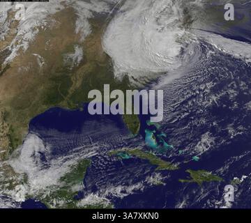 29. Oktober 2012: Hurrikan Sandy verursacht mit Winden von 90 km/h und starken Regenfällen gefährliche Überschwemmungen im gesamten Nordosten der USA von NC bis New England. Dieses NOAA GOES-13-Satellitenbild, aufgenommen am 29. Oktober 2012, zeigt den Sturm, der sich dem Landfall an der nordöstlichen US-Küste nähert. (Bild: © NOAA-NASA GOES Project/ZUMAPRESS.com) Stockfoto