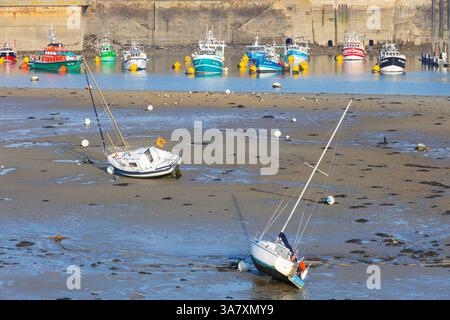 Kleine Boote am Eingang zum Hafen (Leuchtfeuer des Noire) von Saint-Malo (Ille-et-Vilaine) in der Bretagne, Frankreich bei Ebbe Stockfoto