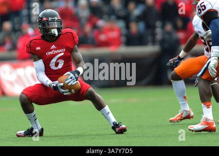 4. November 2012: Cincinncinati, Ohio, USA - Cincinnati Bearcats Wide Receiver Anthony McClung (6) gibt während des Spiels einen Empfang. Cincinnati Bearcats besiegte Syracuse Orange (35–24) im Nippert Stadium in Cincinnati, Ohio. (Bild: © Scott Davis/ZUMAPRESS.com) Stockfoto