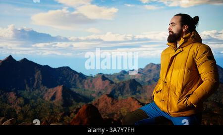 Der Wanderer stellt sich der Herausforderung, durch die Wildnis zu wandern, und genießt die Panorama-Berglandschaft als Erinnerung an Kraft und die Belohnung von Outdoor-Abenteuern. Abenteuerlustige. Kamera A.. Stockfoto