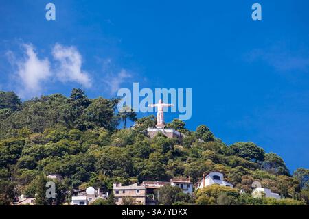 Taxco, Mexiko - 18. November 2024: Christus der König befindet sich auf dem Cerro de Atachi in der magischen Stadt Taxco. Stockfoto