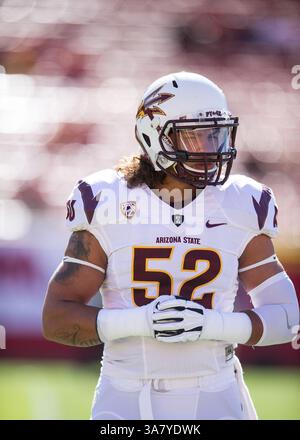 10. November 2012 - Los Angeles, CA, Vereinigte Staaten von Amerika - 10. November {Jahr} Los Angeles, CA. Arizona State University Sun Devils Linebacker (52) Carl Bradford in den Aufwärmzeiten vor dem College-Football-Spiel zwischen den USC Trojans und den Arizona State University Sun Devils im Los Angeles Memorial Coliseum in Los Angeles, Kalifornien. Die USC Trojans besiegten die Sun Devils der Arizona State University 38-17. (Obligatorische Gutschrift: Ed Ruvalcaba / MarinMedia / Cal Sport Media)(Bild: © Ed Ruvalcaba / Marinmedia / CSM/Cal Sport Media/ZUMAPRESS.com) Stockfoto
