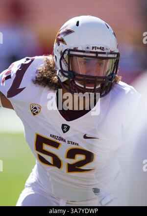 10. November 2012 - Los Angeles, CA, Vereinigte Staaten von Amerika - 10. November {Jahr} Los Angeles, CA. Arizona State University Sun Devils Linebacker (52) Carl Bradford in den Aufwärmzeiten vor dem College-Football-Spiel zwischen den USC Trojans und den Arizona State University Sun Devils im Los Angeles Memorial Coliseum in Los Angeles, Kalifornien. Die USC Trojans besiegten die Sun Devils der Arizona State University 38-17. (Obligatorische Gutschrift: Ed Ruvalcaba / MarinMedia / Cal Sport Media)(Bild: © Ed Ruvalcaba / Marinmedia / CSM/Cal Sport Media/ZUMAPRESS.com) Stockfoto