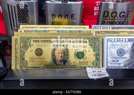 Lenoir City, Tennessee – der Trump Superstore außerhalb von Knoxville verkauft Hemden, Mützen, weiße Privilegiekarten und andere Waren. Stockfoto