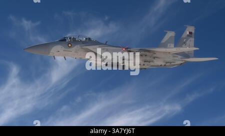 Eine Qatar Emiri Air Force F-15QA Ababil fliegt in Formation mit einer US Air Force KC-46 Pegasus während der Übung Eagle Resolve 25 über Katar am 21. Januar 202 Stockfoto