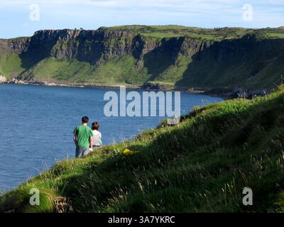 19. August 2011 - Causeway Coast, Nordirland, Großbritannien - Touristen sehen die atemberaubende Landschaft der Causeway Küste im County Antrim. (Bild: © Deirdre Hamill/ZUMAPRESS.com) Stockfoto