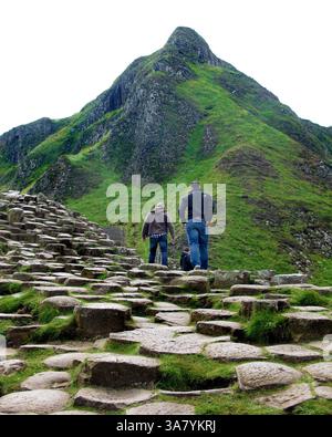 19. August 2011 - Causeway Coast, Nordirland, Großbritannien - Touristen spazieren durch die Steine am Giant's Causeway. Der Giant's Causeway ist ein Gebiet mit etwa 40.000 ineinander greifenden Basaltsäulen, das Ergebnis eines alten Vulkanausbruchs. (Bild: © Deirdre Hamill/ZUMAPRESS.com) Stockfoto