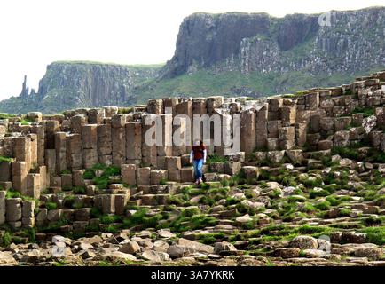 19. August 2011 - Causeway Coast, Nordirland, Vereinigtes Königreich - Ein Touristenspaziergang zwischen den Steinen am Giant's Causeway. Der Giant's Causeway ist ein Gebiet mit etwa 40.000 ineinander greifenden Basaltsäulen, das Ergebnis eines alten Vulkanausbruchs. (Bild: © Deirdre Hamill/ZUMAPRESS.com) Stockfoto