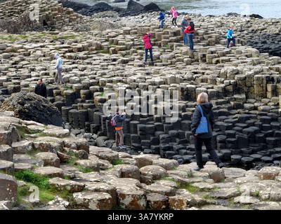 19. August 2011 - Causeway Coast, Nordirland, Großbritannien - Touristen spazieren durch die Steine am Giant's Causeway. Der Giant's Causeway ist ein Gebiet mit etwa 40.000 ineinander greifenden Basaltsäulen, das Ergebnis eines alten Vulkanausbruchs. (Bild: © Deirdre Hamill/ZUMAPRESS.com) Stockfoto