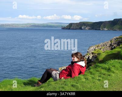 19. August 2011 - Causeway Coast, Nordirland, Vereinigtes Königreich - Ein Tourist ruht entlang der Causeway Coast im County Antrim, Nordirland. (Bild: © Deirdre Hamill/ZUMAPRESS.com) Stockfoto