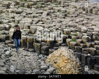 19. August 2011 - Causeway Coast, Nordirland, Vereinigtes Königreich - Ein Touristenspaziergang zwischen den Steinen am Giant's Causeway. Der Giant's Causeway ist ein Gebiet mit etwa 40.000 ineinander greifenden Basaltsäulen, das Ergebnis eines alten Vulkanausbruchs. (Bild: © Deirdre Hamill/ZUMAPRESS.com) Stockfoto