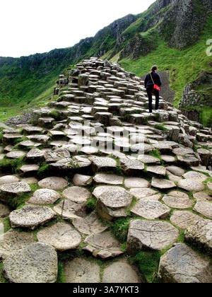 19. August 2011 - Causeway Coast, Nordirland, Vereinigtes Königreich - Ein Tourist spaziert die Steine am Giant's Causeway hinauf. Der Giant's Causeway ist ein Gebiet mit etwa 40.000 ineinander greifenden Basaltsäulen, das Ergebnis eines alten Vulkanausbruchs. (Bild: © Deirdre Hamill/ZUMAPRESS.com) Stockfoto