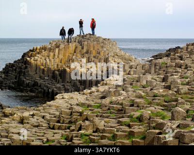 19. August 2011 - Causeway Coast, Nordirland, Großbritannien - Touristen spazieren durch die Steine am Giant's Causeway. Der Giant's Causeway ist ein Gebiet mit etwa 40.000 ineinander greifenden Basaltsäulen, das Ergebnis eines alten Vulkanausbruchs. (Bild: © Deirdre Hamill/ZUMAPRESS.com) Stockfoto