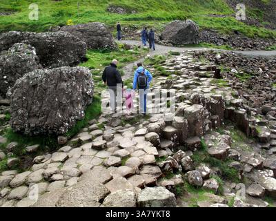 19. August 2011 - Causeway Coast, Nordirland, Großbritannien - Touristenwanderung zwischen den Steinen am Giant's Causeway. Der Giant's Causeway ist ein Gebiet mit etwa 40.000 ineinander greifenden Basaltsäulen, das Ergebnis eines alten Vulkanausbruchs. (Bild: © Deirdre Hamill/ZUMAPRESS.com) Stockfoto
