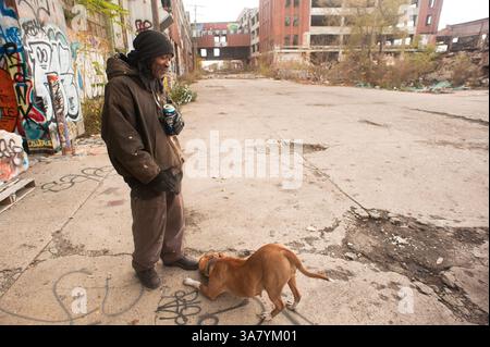 28. Oktober 2012 - Detroit, Michigan, USA - RONNIE, ein arbeitsloser Detroit, macht sich auf den Weg durch das verlassene 3.500.000 Quadratmeter große Packard Automotive Plant. (Bild: © Jeremiah Robinson/ZUMAPRESS.com) Stockfoto