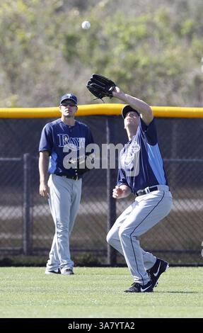19. Februar 2013 - Port Charlotte, FL, USA - der Tampa Bay Rays-Outfield Shelley Duncan, rechts, trifft einen Auftritt während der Frühjahrstraining-Übungen am Dienstag, den 19. Februar 2013, in Port Charlotte, Florida. (Bild: © James Borchuck/MCT/ZUMAPRESS.com) Stockfoto