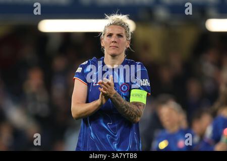 London, Großbritannien. März 2025. London England, 27. März 2025: Millie Bright aus Chelsea applaudiert den Fans beim UEFA Women's Champions League-Spiel zwischen Chelsea und Manchester City in der Stamford Bridge in London (Alexander Canillas/SPP) Credit: SPP Sport Press Photo. /Alamy Live News Stockfoto