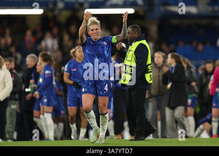 London, Großbritannien. März 2025. London England, 27. März 2025: Millie Bright von Chelsea feiert mit den Fans beim UEFA Women's Champions League-Spiel zwischen Chelsea und Manchester City in der Stamford Bridge in London (Alexander Canillas/SPP) Credit: SPP Sport Press Photo. /Alamy Live News Stockfoto