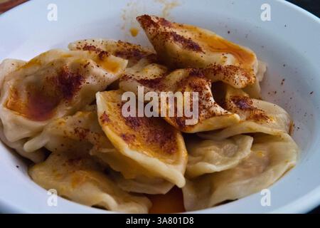 Mai 2013 - Kfar Kama, Israel - traditionelle tscherkassische Küche wird in einem lokalen Restaurant serviert. Dieses Gericht besteht aus Knödeln, die mit Hackfleisch, Tscherkessen-Käse oder Kichererbsen gefüllt sind. Die Adyghe, Tscherkessen oder Tscherkessen, sind eine nordkaukasische ethnische Gruppe, die im 19. Jahrhundert bei der russischen Eroberung des Kaukasus vertrieben wurde. Etwa 4.000 sunnitische muslimische Tscherkessen leben in Israel. (Kreditbild: © Nir Alon/ZUMAPRESS.com) Stockfoto