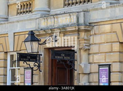 Der Eingang zu den römischen Bädern und dem Pumpenraum, Bath, Somerset, England, Großbritannien Stockfoto