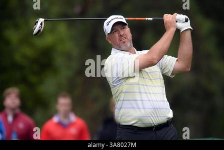 2. Mai 2013 – Charlotte, NC, USA – Boo Weekley beobachtet seinen Schuss aus dem vierten Abschlag während der ersten Runde der Wells Fargo Championship im Quail Hollow Club in Charlotte, North Carolina, am Donnerstag, den 2. Mai 2013. (Kreditbild: © Todd Sumlin/MCT/ZUMAPRESS.com) Stockfoto
