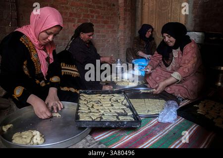 Kairo, Ägypten. März 2025. Ägyptische Frauen machen traditionelle Kekse vor Eid al-Fitr in Kairo, Ägypten, am 27. März 2025. Quelle: Ahmed Gomaa/Xinhua/Alamy Live News Stockfoto