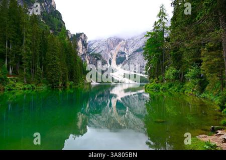 Malerische Aussicht mit Reflexionen auf den smaragdgrünen Bergsee Pragser See, umgeben von Mythen und Legenden der Dolomiten, Italien Stockfoto