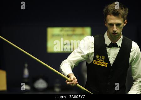 3. Mai 2013 - 03.05.2013 - SHEFFIELD, ENGLAND - Judd Trump im Kampf gegen Ronnie O'Sullivanin bei der Snooker-Weltmeisterschaft, Halbfinale 2. Sitzung, beim. Tiegeltheater am 3. Mai 2013 in Sheffield, England (Foto: © Michael Cullen/ZUMAPRESS.com) Stockfoto