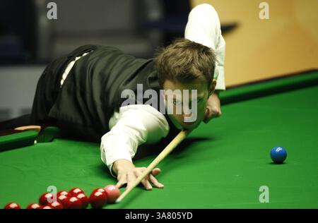 3. Mai 2013 - 03.05.2013 - SHEFFIELD, ENGLAND - Judd Trump im Kampf gegen Ronnie O'Sullivanin bei der Snooker-Weltmeisterschaft, Halbfinale 2. Sitzung, beim. Tiegeltheater am 3. Mai 2013 in Sheffield, England (Foto: © Michael Cullen/ZUMAPRESS.com) Stockfoto