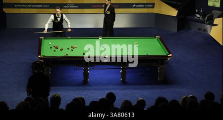 3. Mai 2013 - 03.05.2013 - SHEFFIELD, ENGLAND - JUDD TRUMP im Kampf gegen RONNIE O'SULLIVAN, Halbfinale der Snooker-Weltmeisterschaft, am 3. Mai 2013 im Crucible Theatre in Sheffield, England (Bildausweis: © Michael Cullen/ZUMAPRESS.com) Stockfoto