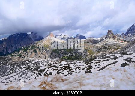Atemberaubender Blick auf die bunten schneebedeckten Berge vom Forcella Lavaredo Pass in Südtirol, Italien Stockfoto