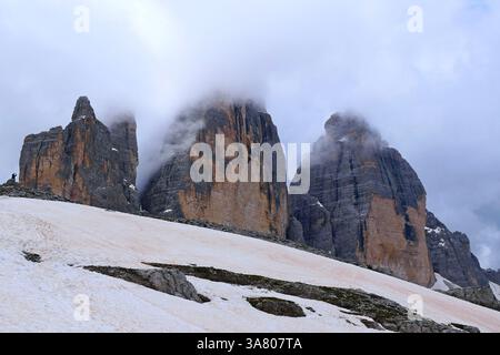 Blick auf die nördlichen Mauern der berühmten Berggruppe Tre Cime di Lavaredo sind das Symbol der Dolomiten und ein UNESCO-Weltkulturerbe Stockfoto