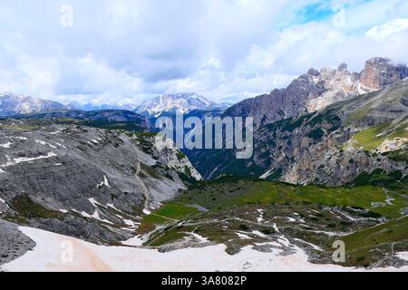 Blick auf die schneebedeckten Berge und das grüne Tal vom Forcella-Lavaredo Pass in Südtirol, Italien Stockfoto
