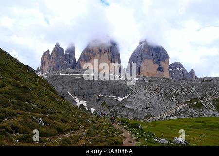 Eine Gruppe unbekannter Wanderer auf dem berühmten Rundweg um die drei Zinnen von Lavaredo in den Dolomiten Südtirols Stockfoto