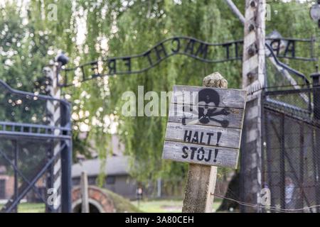 Auschwitz, Polen- 16. Juli 2023: Warnschild im Konzentrationslager auschwitz. Stockfoto