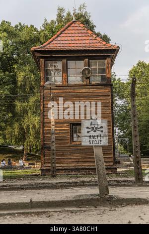 Auschwitz, Polen- 16. Juli 2023: Warnschild im Konzentrationslager Auschwitz und Wachturm. Stockfoto