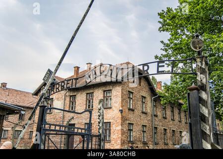 Auschwitz, Polen – 16. Juli 2023: Eingangstor zum Konzentrationslager Auschwitz. Stockfoto