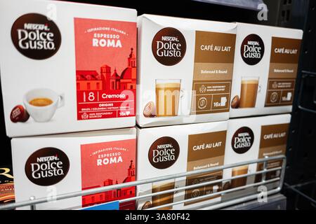 Lviv, Ukraine - 25. März 2025: Verschiedene Nescafe Dolce Gusto Kaffeepadboxen in einem Einzelhandelsregal ordentlich angeordnet Stockfoto