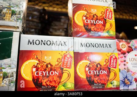 Lviv, Ukraine - 25. März 2025: Nahaufnahme von Monomax Ceylon schwarzen Teekochen in einem Einzelhandelsgeschäft Stockfoto