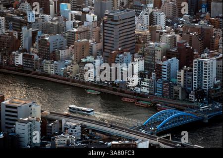 Blick auf das Stadtbild Tokios von der Spitze des Tokioter Skytree in Sumida Ward, Tokio, Japan. Stockfoto