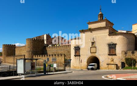 Puerta de Trujillo, eines von sechs Toren von Plasencia, Spanien Stockfoto