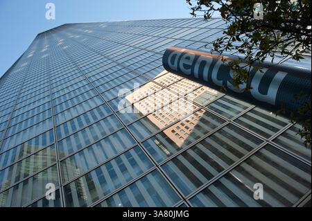 Blick auf den Wolkenkratzer der Dentsu Group im Shiodome-Gebiet von Shimbashi, Tokio, Japan. Stockfoto