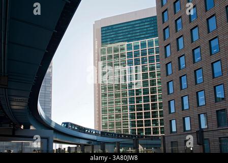 Die Yurikamome Monorail, die über den Wolkenkratzern in der Shimbashi Shiodome-Gegend von Tokio, Japan, vorbeifährt. Stockfoto