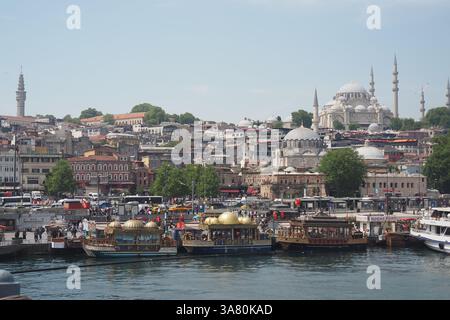 türkei istanbul 23. juli 2024 Boote legten an Istanbuls Uferpromenade an, mit Blick auf die historische Skyline Stockfoto
