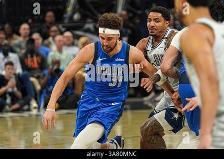 Orlando, Florida, USA, 27. März 2025, der Dallas Mavericks Wächter Klay Thompson #31 stürzt am Kia Center vorbei an Gary Harris #14. (Foto: Marty Jean-Louis/Alamy Live News Stockfoto